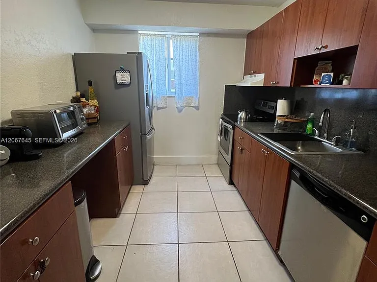 458 SW 10th St #4 — Photo 10
