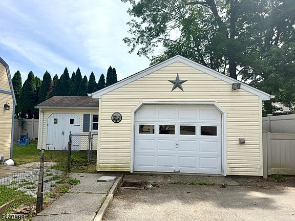 5th image of 33 Poplar St