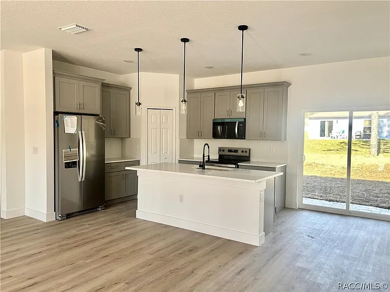 2349 W Oakland Ln — Photo 8