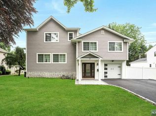 30 Hemlock Dr, Paramus, NJ 07652