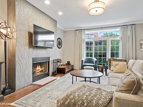 2nd image of 2025 W Belmont Ave Unit 3