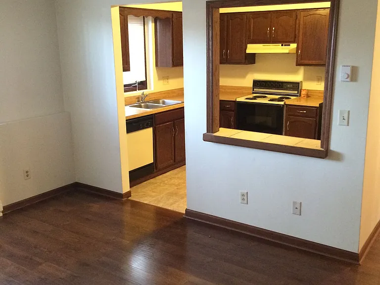 Immaculate Updated 2 Bedroom — Photo 6