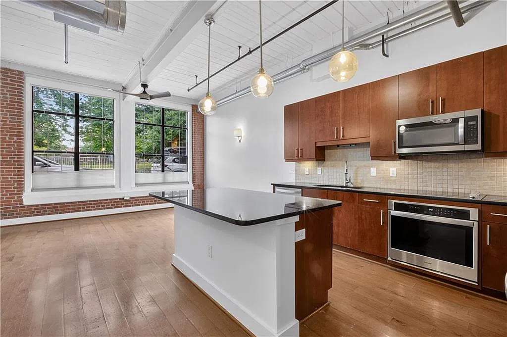 1261 Caroline St NE — Photo 2
