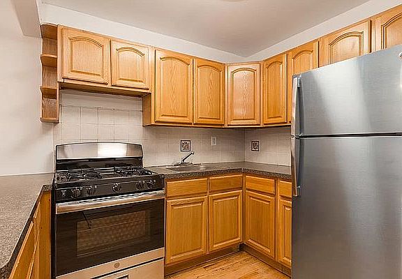 2nd image of 185 Pulaski St #3D