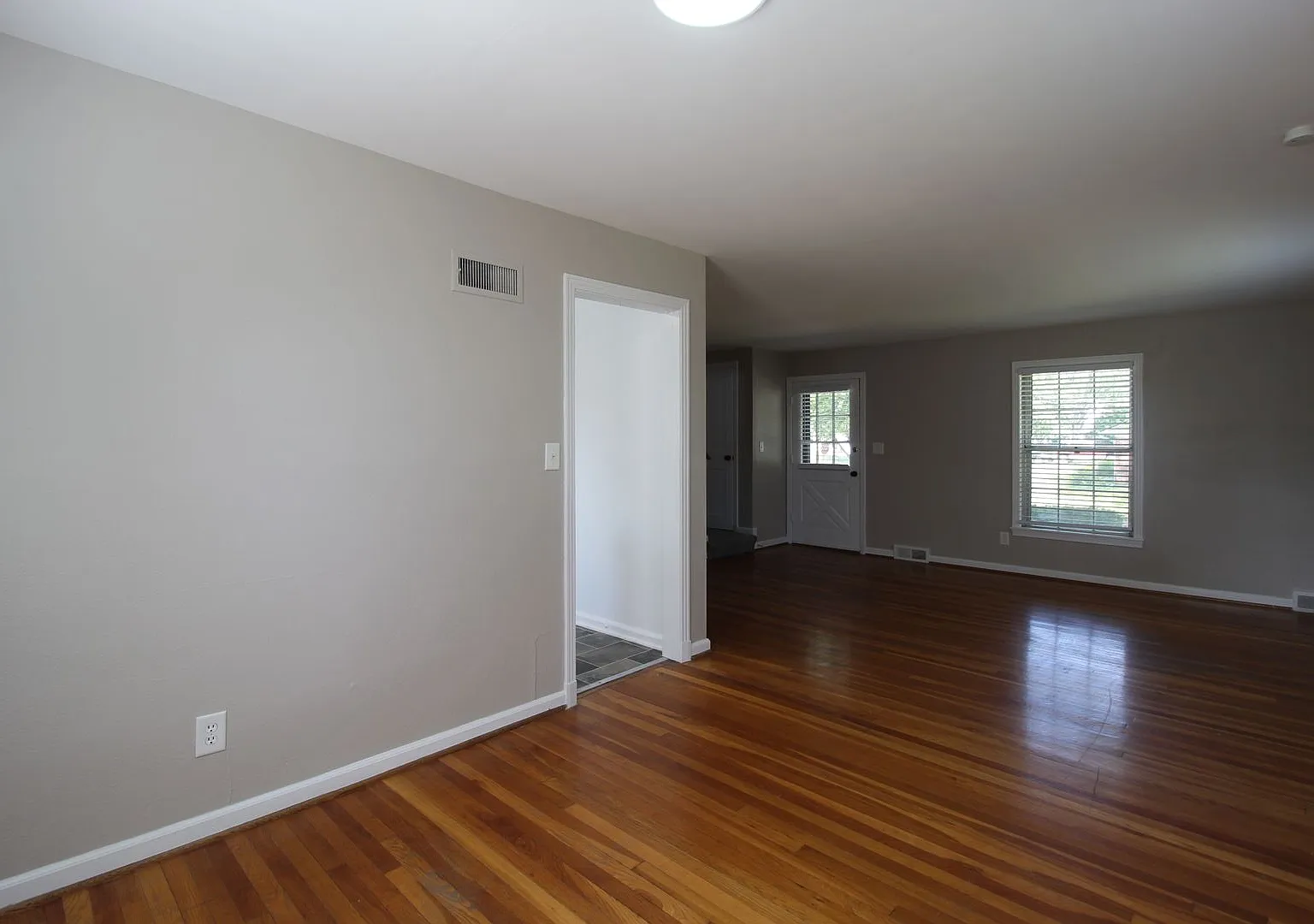 October FREE On This 2 Bedroom 1 Bath Duplex In The Waldo Area — Photo 4