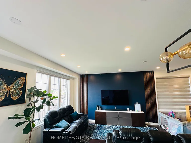 30 Circus Cres — Photo 3