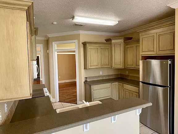 3rd image of 15400 Meadow Brook Ct