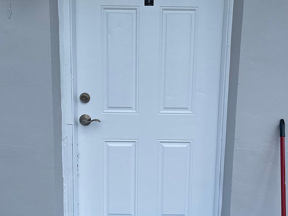 2nd image of 800 SE 16th St APT 1