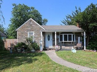 2 Ritz Pl, Lindenhurst, NY 11757