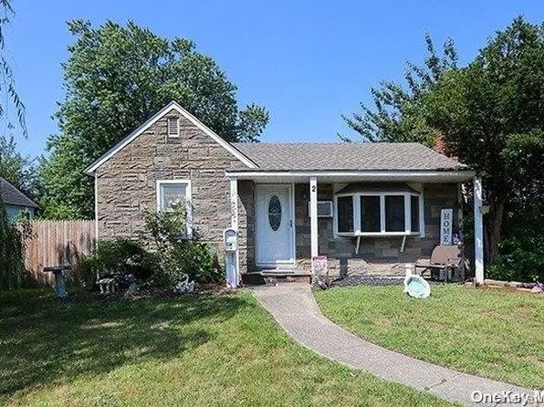 2 Ritz Place, Lindenhurst, NY 11757