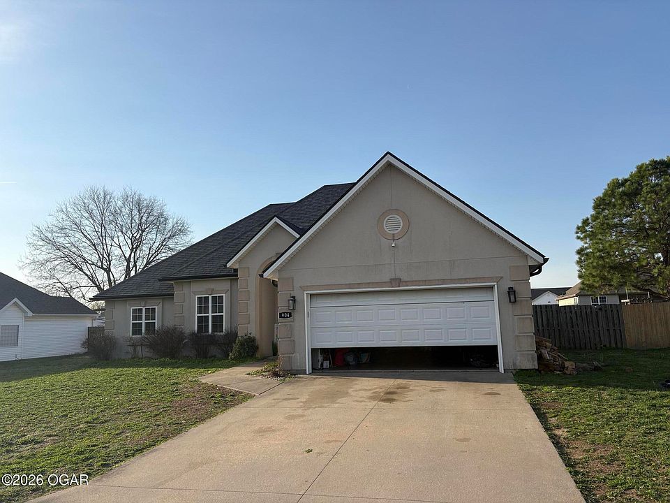 2nd image of 904 Larson St
