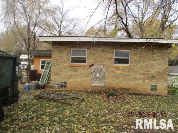 13823 2nd St, Pekin, IL 61554