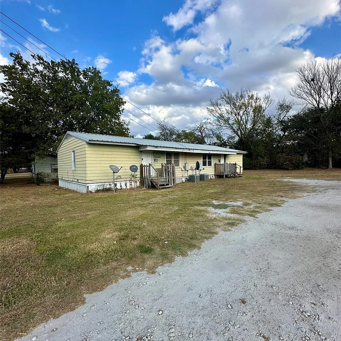 2 bed, 1.0 bath, 1888 sqft, $1,000 — Photo 1