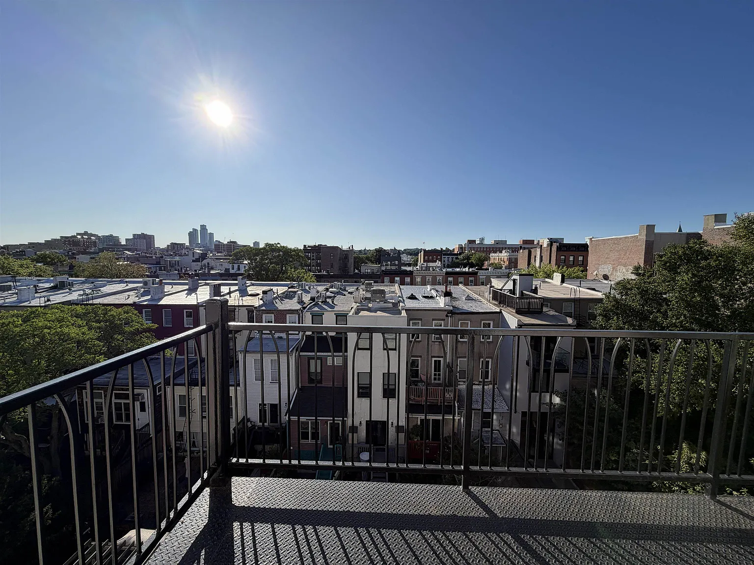 3 bed, 2.0 bath, 1136 sqft, $5,475 — Photo 3