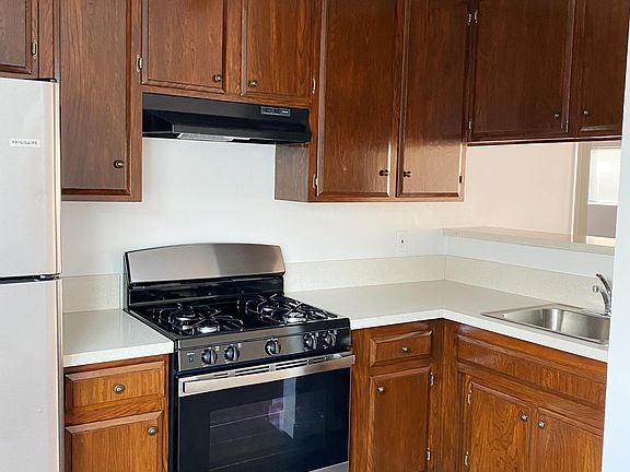 3rd image of 963 Edgecliffe Dr #26