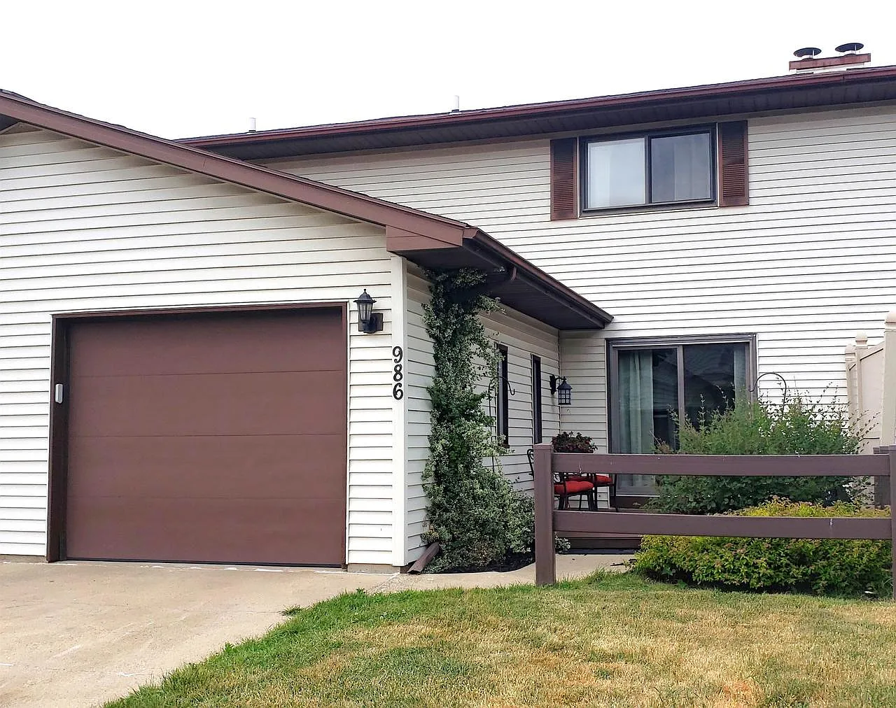 986 Hemlock Drive photo 1
