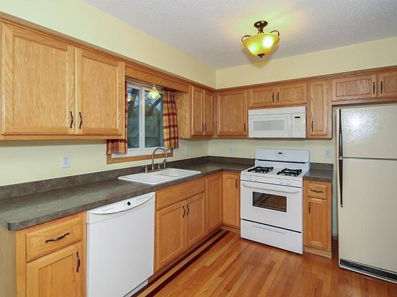 3rd image of 808 96th Ln NE
