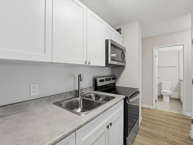 605 13th Ave SW — Photo 1