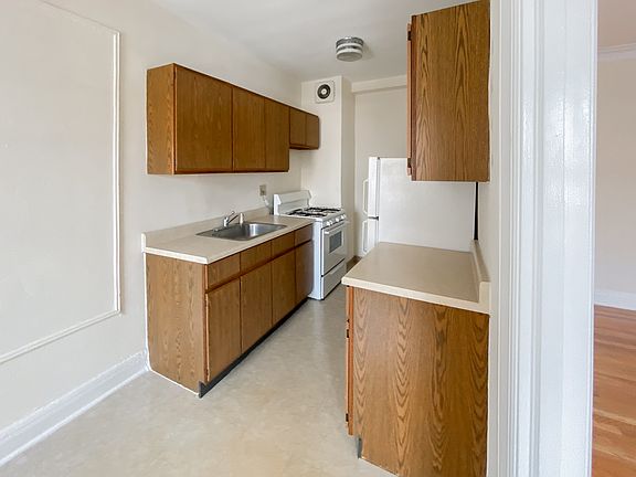 2nd image of 540.5 W Briar Pl #8N