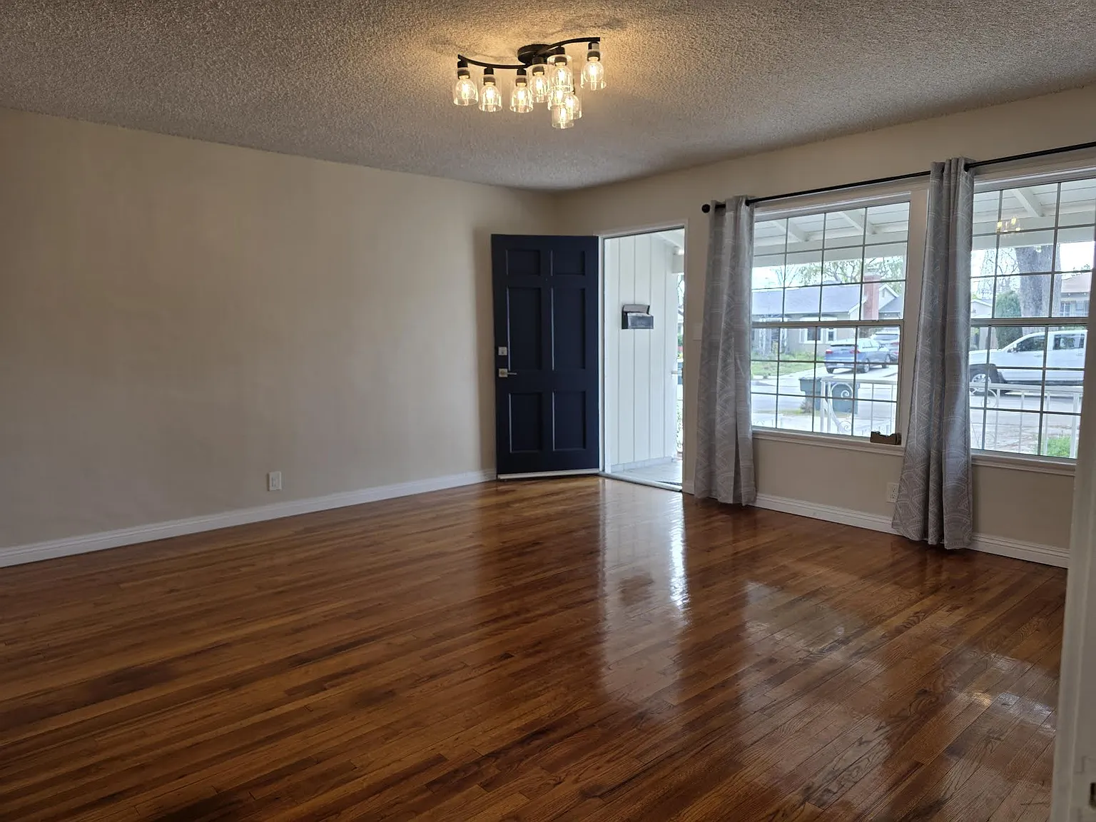 470 Mercury Ln — Photo 2