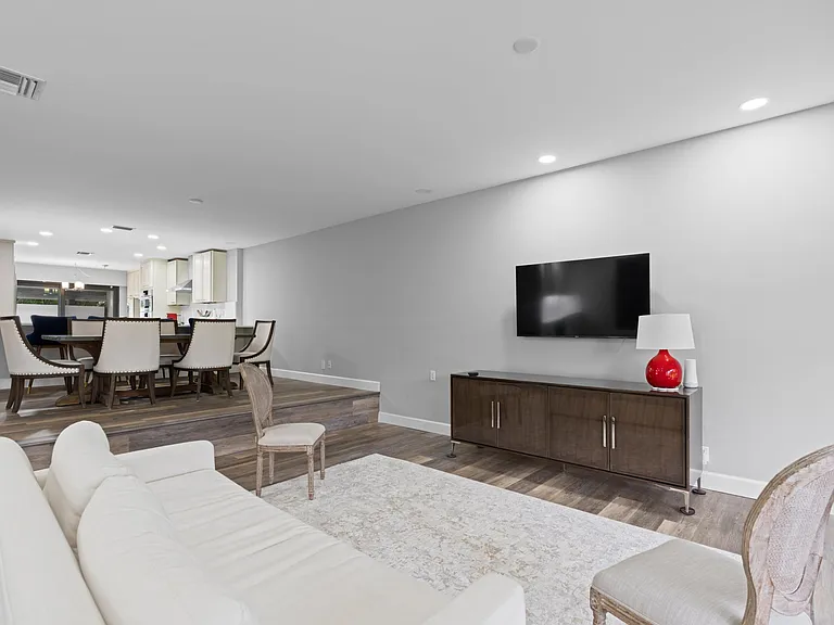2435 Presidential Way #G — Photo 16