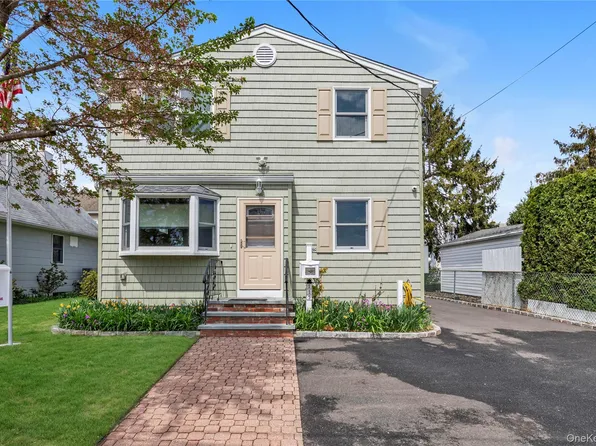 115 Broadmoor Lane, Westbury, NY 11590