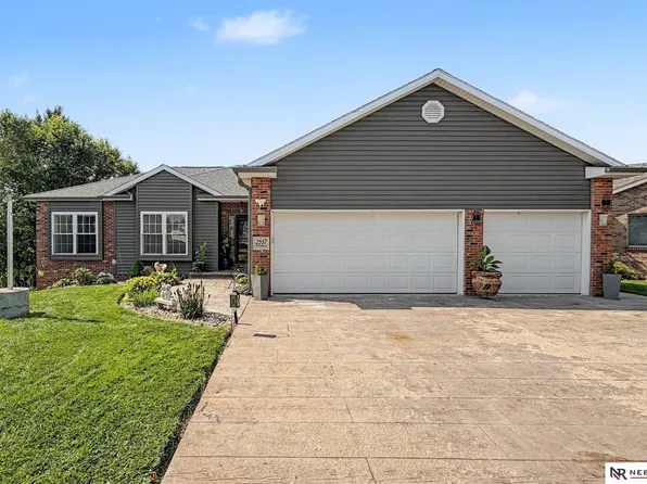 2557 SW Soukup Cir, Lincoln, NE 68522