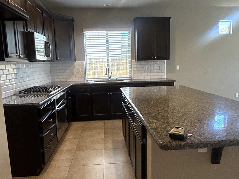 1413 Johnson Ln — Photo 2