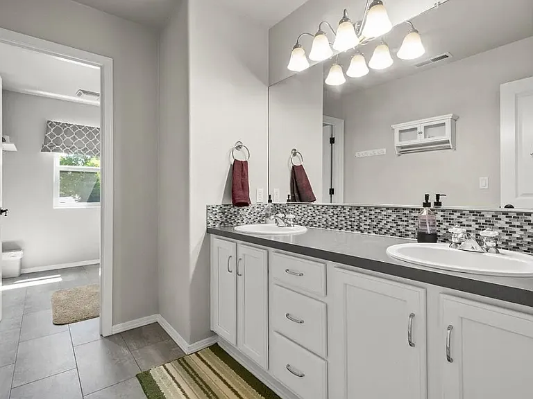 15812 NE 18th Ct — Photo 6