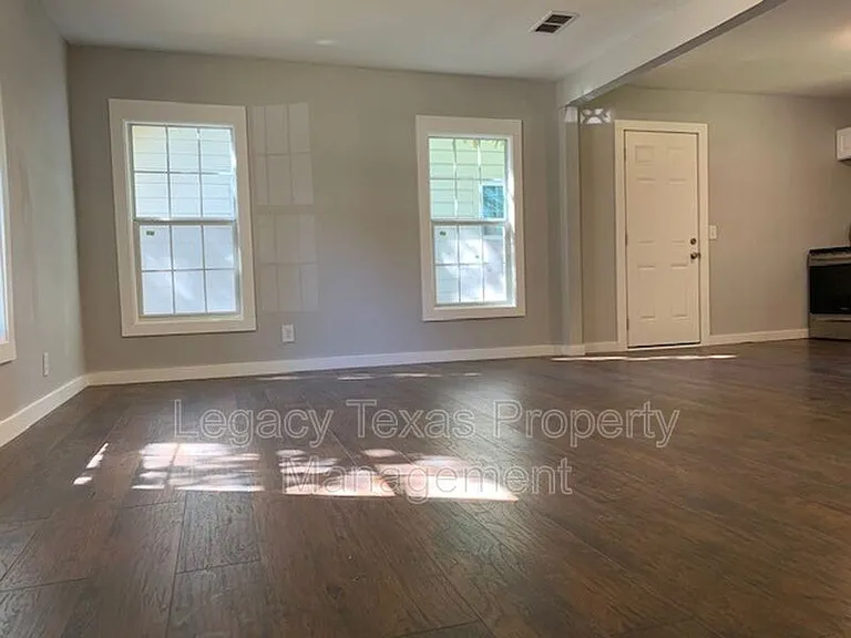 442 Bales St — Photo 6