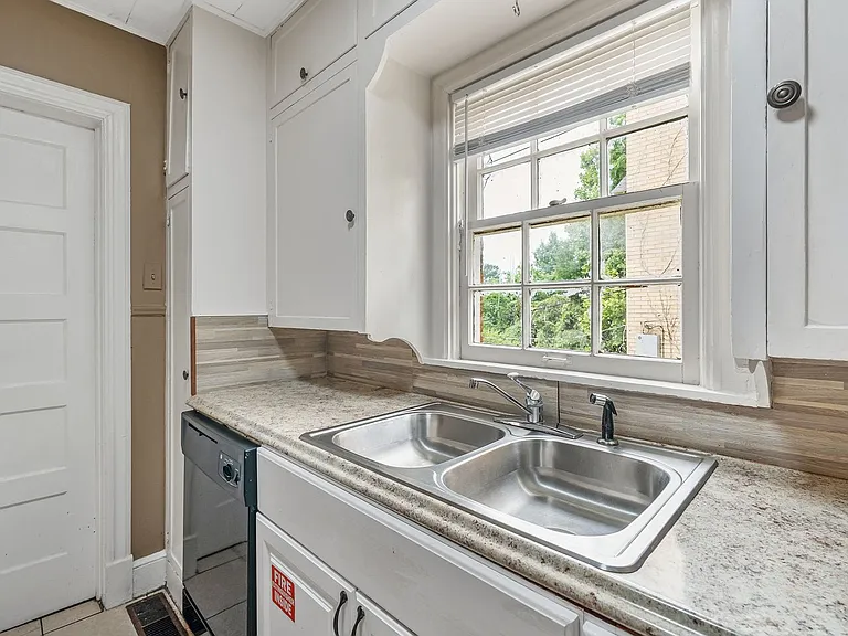132 Rowland Pl — Photo 3