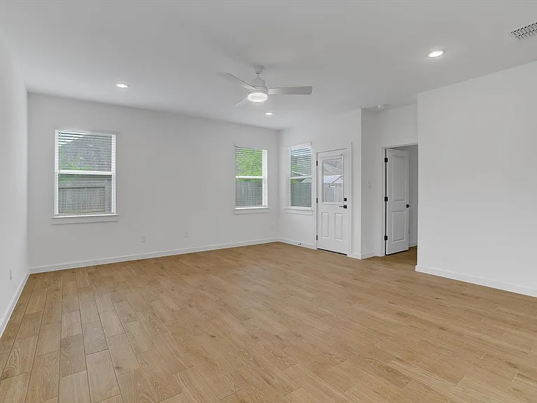 8438 Bay Ridge Cir — Photo 23