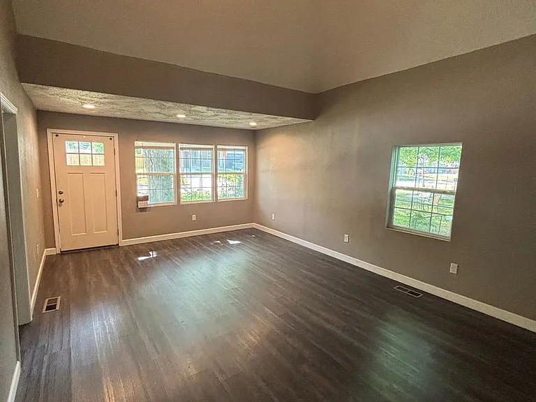 2027 N Weller Ave — Photo 6