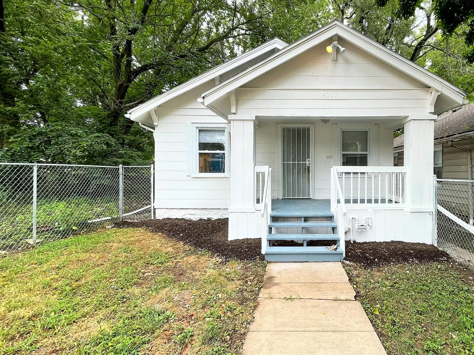 3 bed, 921 sqft, $1,300 — Photo 1
