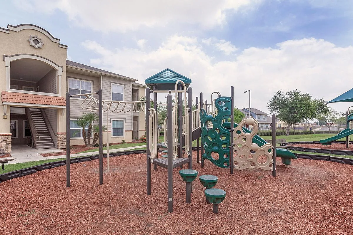 Retama Village Apartments — Photo 4