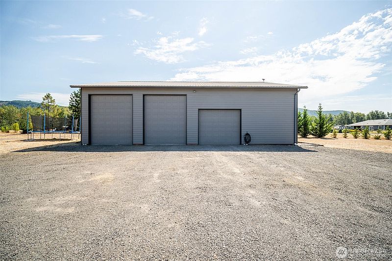 3rd image of 195 Bay Point Drive