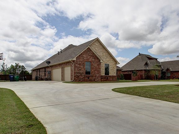 2nd image of 932 W Nandina Way