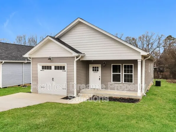 1227 Saint Regis Dr, Burlington, NC 27217