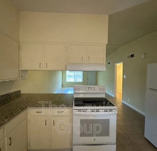 1140 W Tulare Ave #C — Photo 10