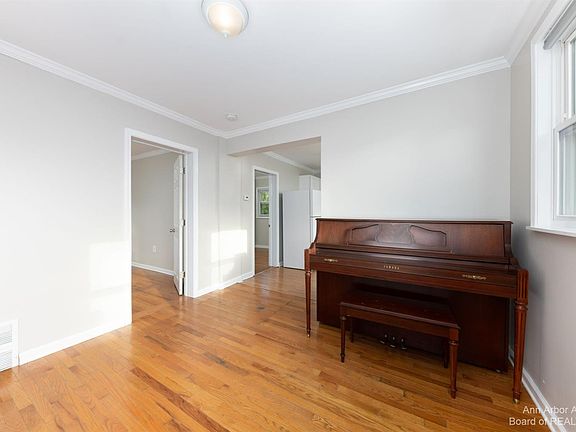 5th image of 843 Auburndale Ave