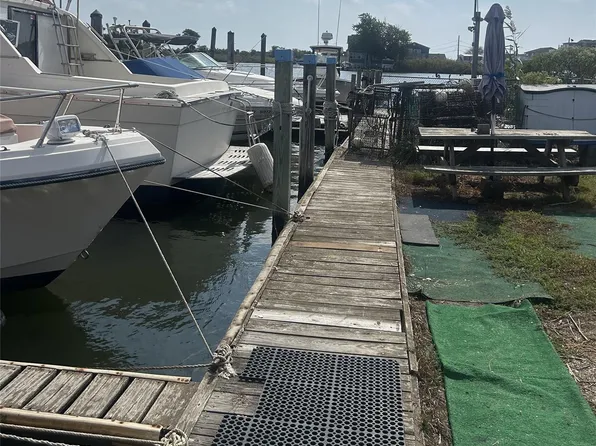 332 Riviera Parkway, Lindenhurst, NY 11757