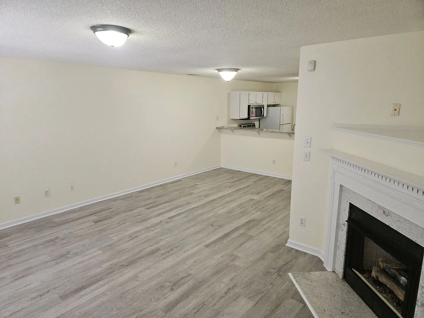 Charming 2br/2.5ba townhome in S Raleigh! Avail Now! — Photo 2