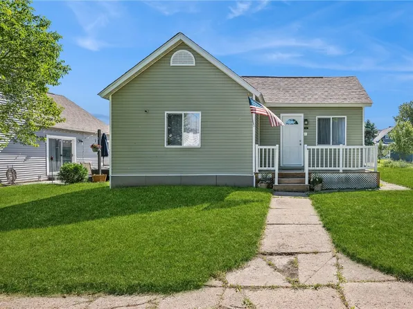 105 8th St, Van Horne, IA 52346
