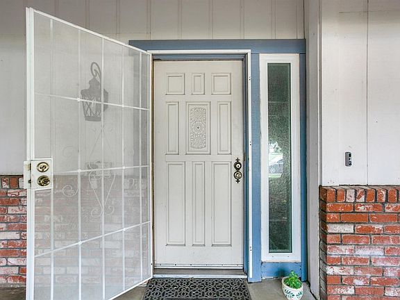 3rd image of 9810 Shady Oaks Dr