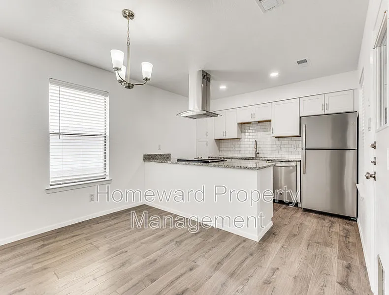 2 bed, 1.0 bath, 994 sqft, $1,795 — Photo 3