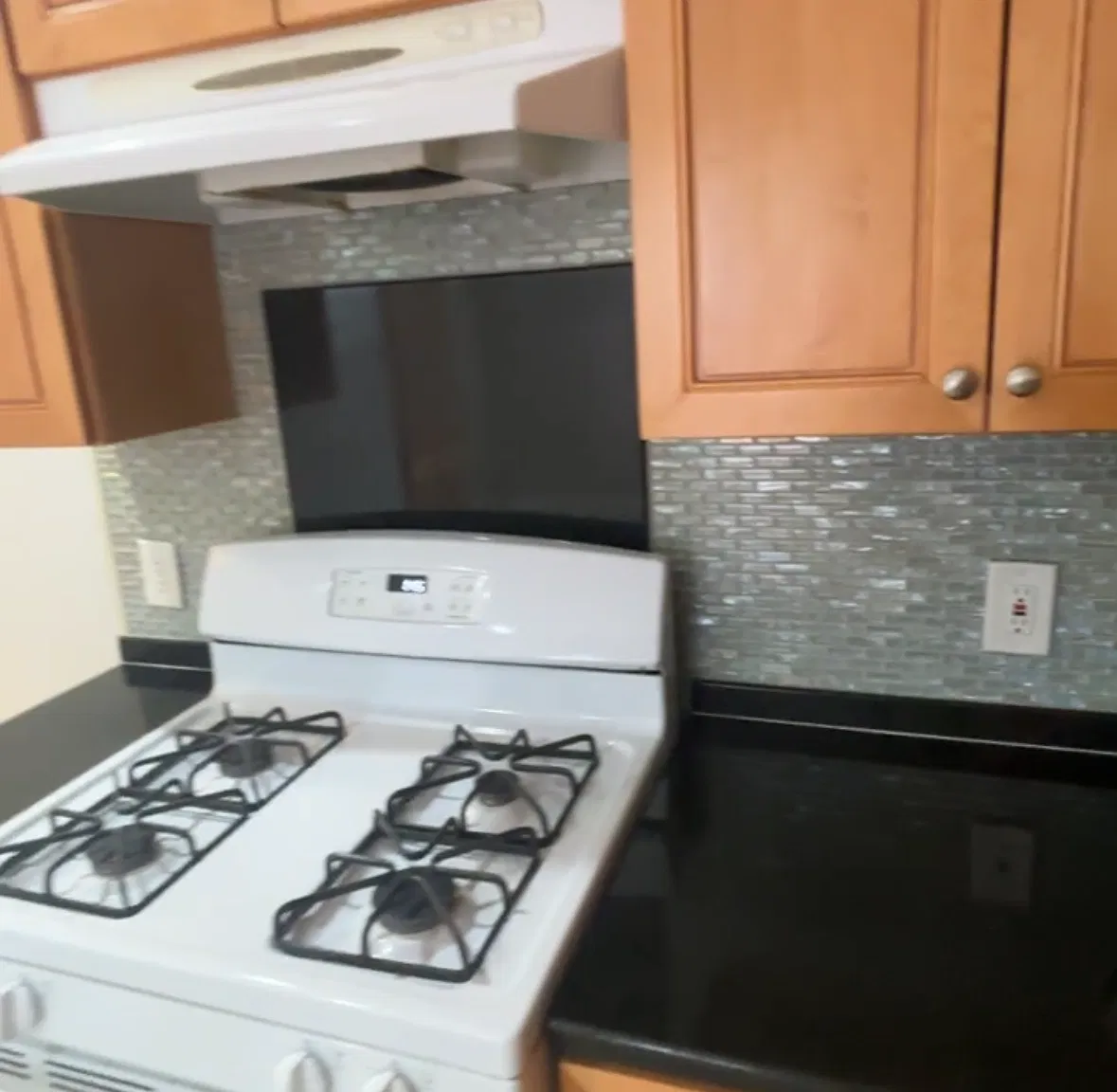 23 Everett Ave — Photo 3