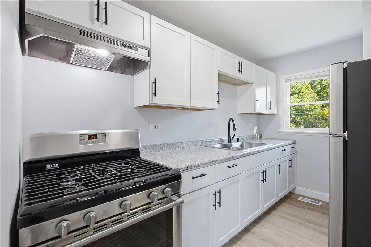 3 bed, 864 sqft, $2,250 — Photo 3