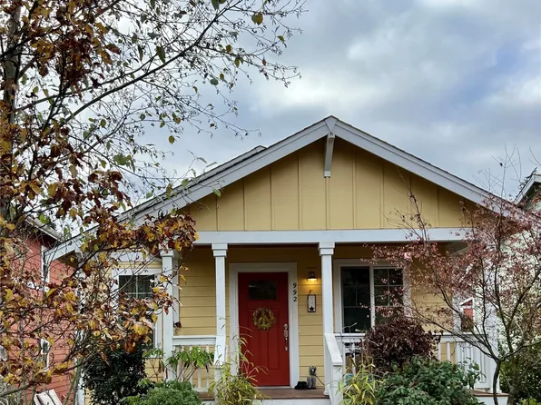 992 Curtis Loop NE, Bainbridge Island, WA 98110