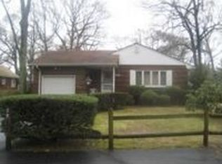 29 Edgewood Ave, Nesconset, NY 11767