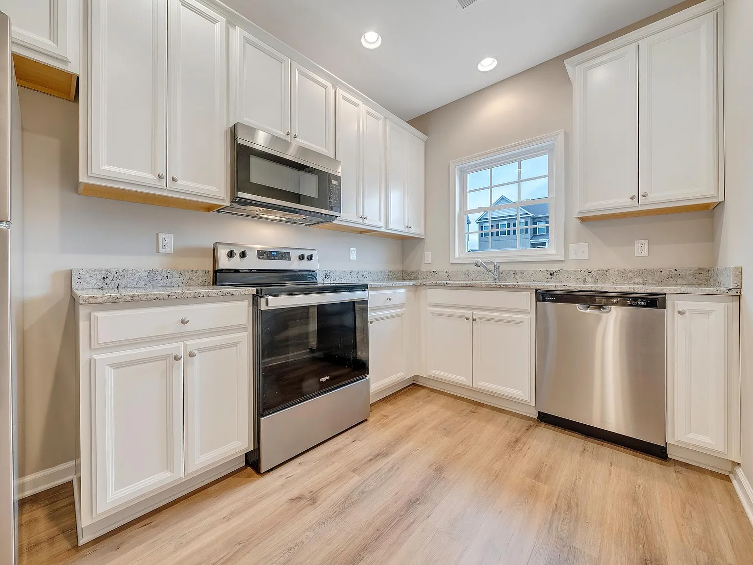 3 bed, 2.5 bath, 1595 sqft, $1,799 — Photo 4